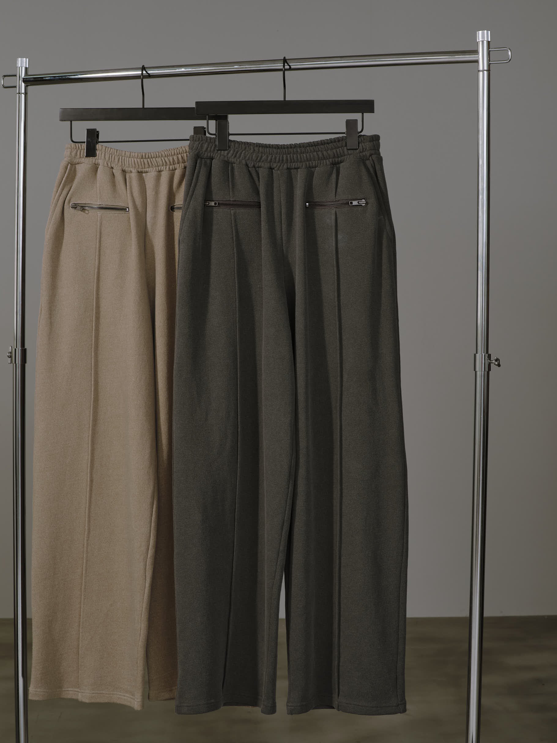 PINTUCK FRONT ZIP SWEAT PANTS – abeundmor.jp